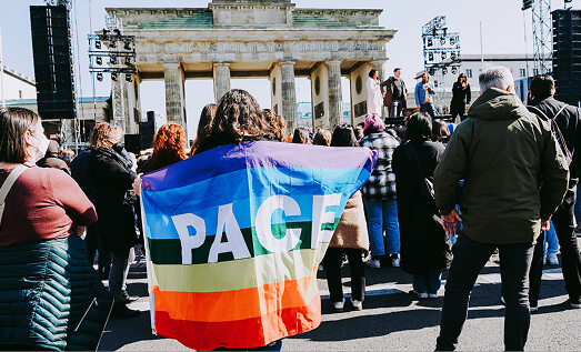 Menschen mit Friedensflagge bei einer Sound of Peace Aktion